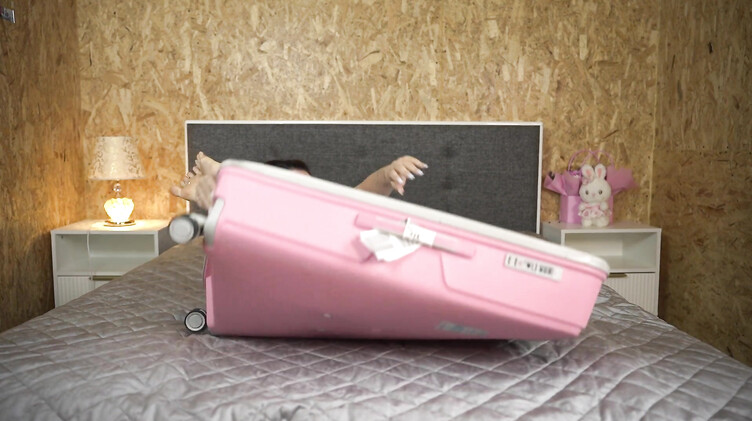 Гибкая девушка вылезла из чемодана и трахается с парнем в бизнес поезде