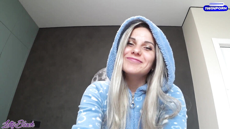 Трахает подружку в пижаме через вырез на штанах