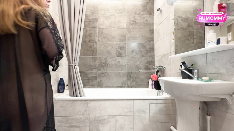 Молодой сантехник трахнул русскую зрелку в ванной и кончил на лицо