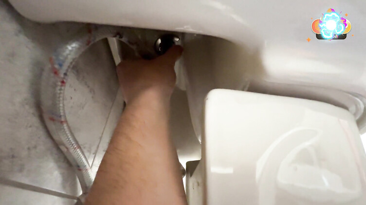 Russian Mommy: Молодой сантехник трахнул русскую зрелку в ванной и кончил на лицо