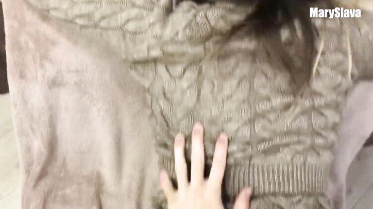 Зашел к молодой соседке за сахаром и трахнул ее на кухне