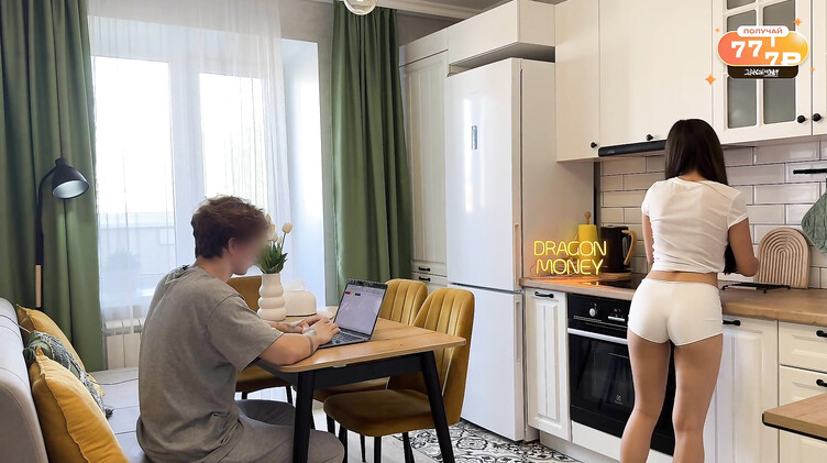 18-летняя русская племянница соблазняет дядю минетом под столом