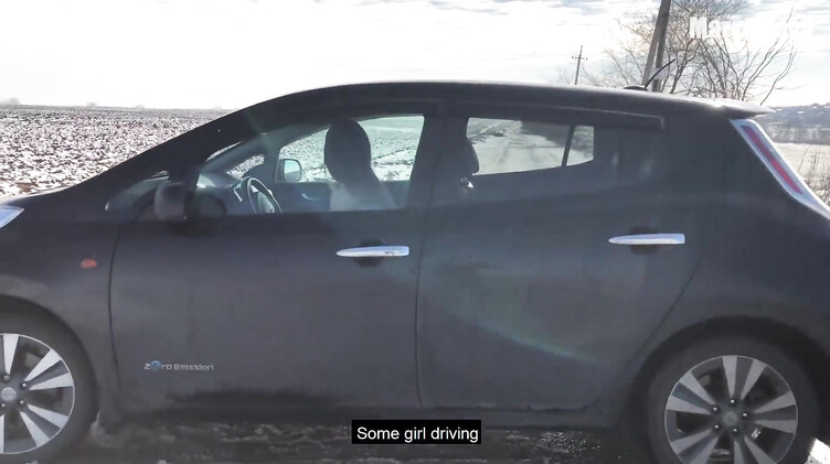 Выручил застрявшую девушку и получил в награду секс в машине