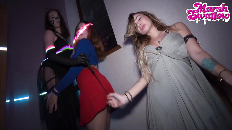 Везучий парень попал на групповой секс на вечеринке с тремя крутыми телками