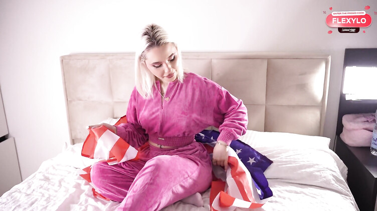 Гибкая блондинка после фотосессии раздвинула ножки перед своим другом