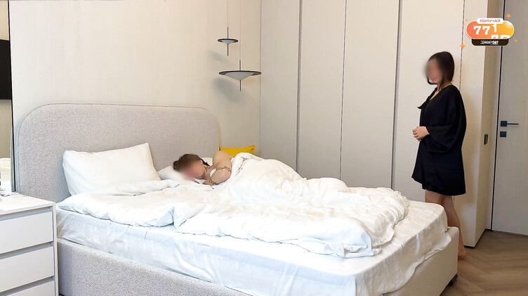 Молодые муж и жена обменялись оральными ласками на большой кровати