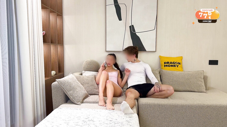 Русская брюнетка сосет хуй и ебется с парнем не прерывая телефонный разговор с подругой