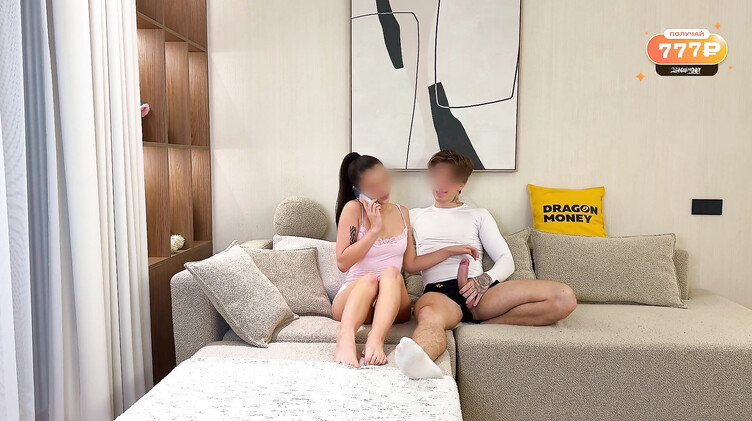 Русская брюнетка сосет хуй и ебется с парнем не прерывая телефонный разговор с подругой