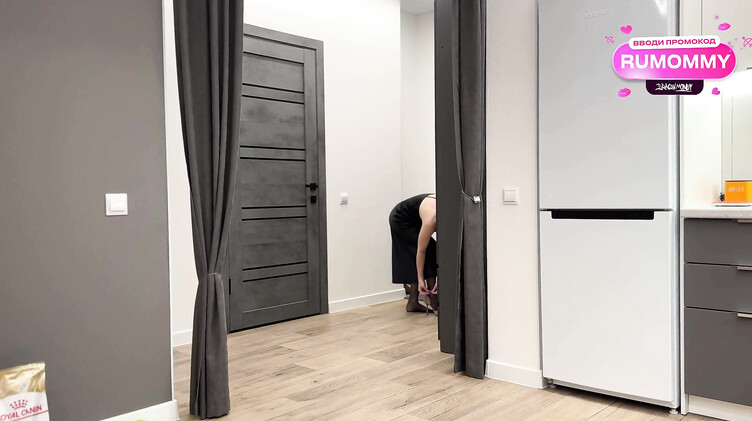 Пасынок трахнул мачеху в чулках в обмен на молчание о ее секрете в тумбочке