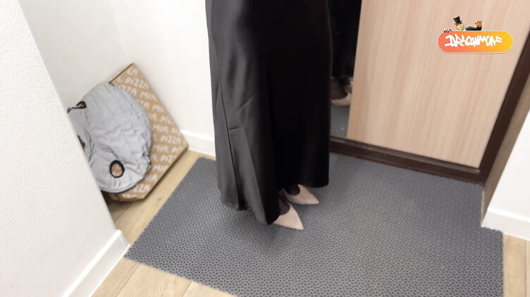 Пасынок трахнул мачеху в чулках в обмен на молчание о ее секрете в тумбочке