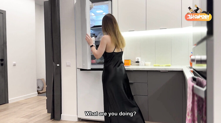 Пасынок трахнул мачеху в чулках в обмен на молчание о ее секрете в тумбочке