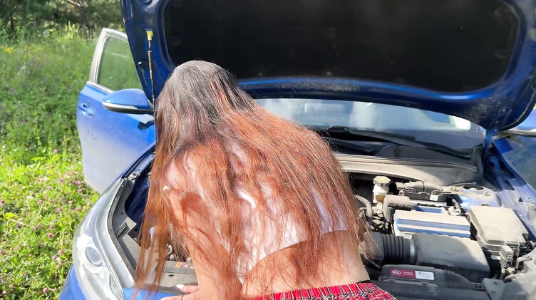 Девушка помогла незнакомцу с починкой машины и его синими яйцами за городом