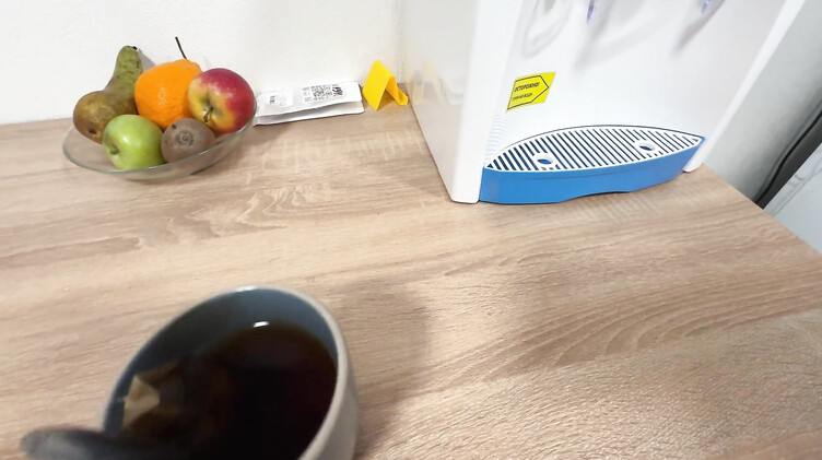 Русская мачеха позволила пасынку переночевать с ней и получила член в пизду