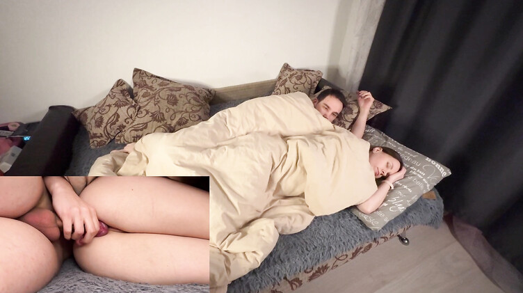 Русская мачеха позволила пасынку переночевать с ней и получила член в пизду