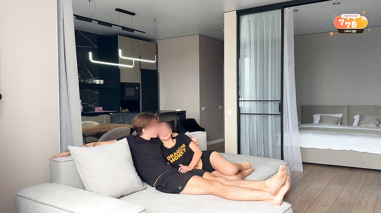 Любительский минет от молодой брюнетки прервал совместный просмотр телешоу