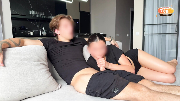 Любительский минет от молодой брюнетки прервал совместный просмотр телешоу