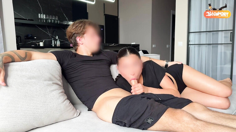 Любительский минет от молодой брюнетки прервал совместный просмотр телешоу