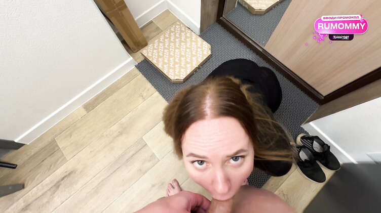 Девушка курьер из пиццерии вынуждена сосать хуй и трахаться с клиентом