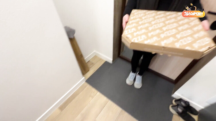 Девушка курьер из пиццерии вынуждена сосать хуй и трахаться с клиентом