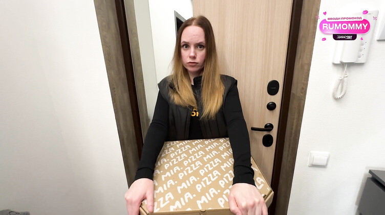 Девушка курьер из пиццерии вынуждена сосать хуй и трахаться с клиентом