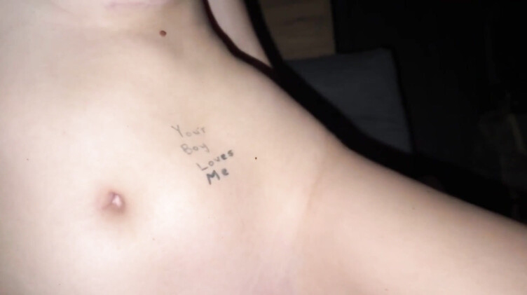 Красотка с пухлыми губами трахается с любовником после работы