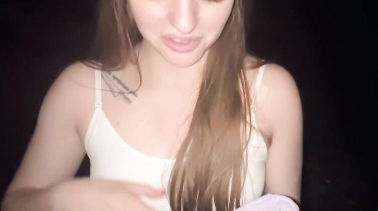 Пикап: Работящая девушка зарабатывает деньги делая минет незнакомому парню с пляжа