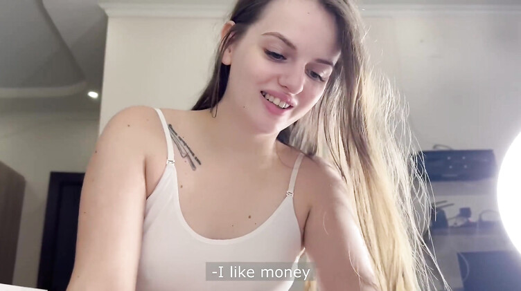 Работящая девушка зарабатывает деньги делая минет незнакомому парню с пляжа