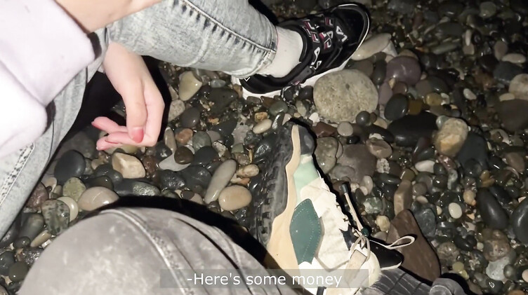 Работящая девушка зарабатывает деньги делая минет незнакомому парню с пляжа