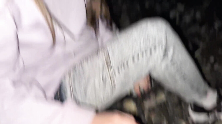 Katy Milligan: Работящая девушка зарабатывает деньги делая минет незнакомому парню с пляжа