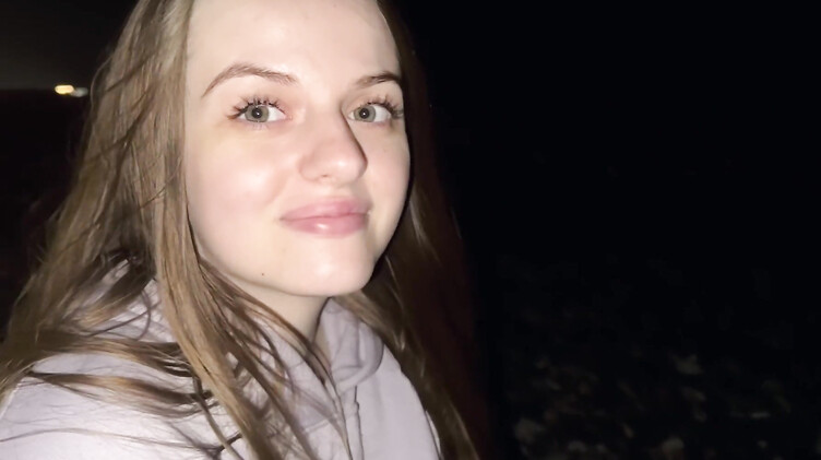 Работящая девушка зарабатывает деньги делая минет незнакомому парню с пляжа