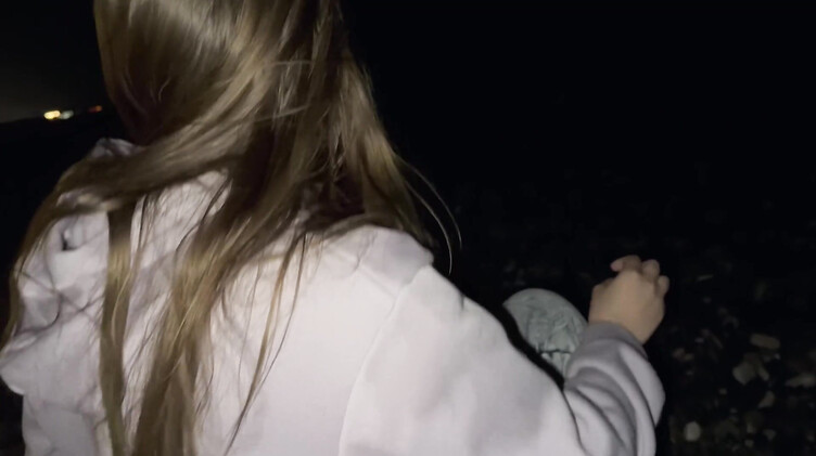 Работящая девушка зарабатывает деньги делая минет незнакомому парню с пляжа