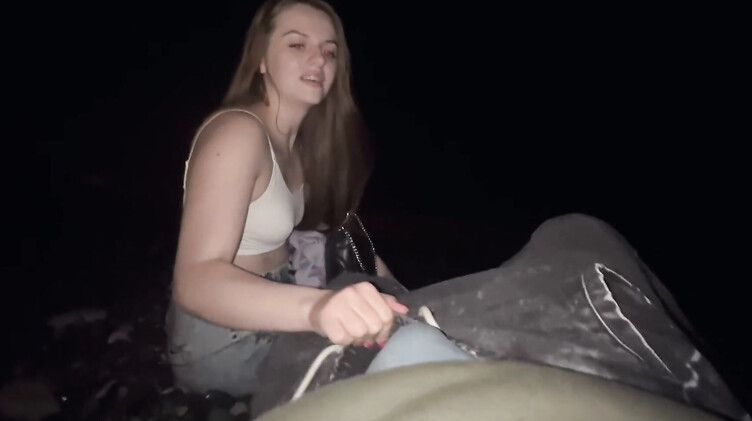 Работящая девушка зарабатывает деньги делая минет незнакомому парню с пляжа