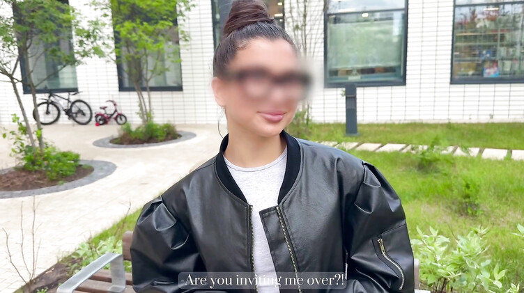 Русская порноактриса MilaMuse трахается с незнакомцем пока муж на работе