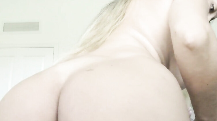 Беременная девушка устроила себе двойное проникновение парочкой дилдо