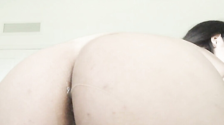 Беременная девушка устроила себе двойное проникновение парочкой дилдо