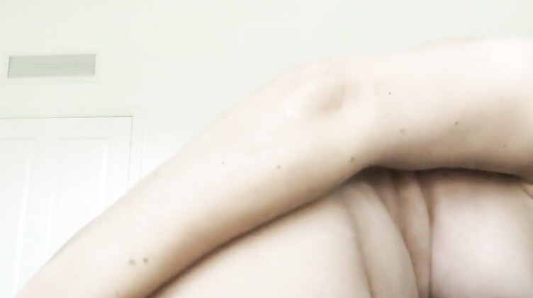 Секс игрушки: Беременная девушка устроила себе двойное проникновение парочкой дилдо