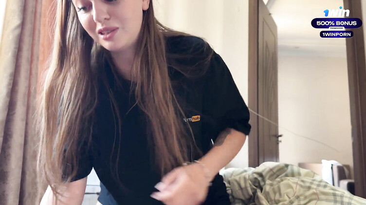 Русская сосалка делает глубокий слюнявый минет своему бойфренду