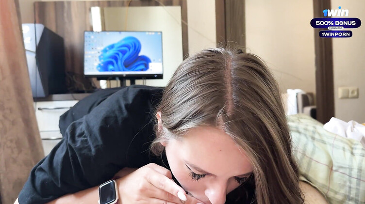 Русская сосалка делает глубокий слюнявый минет своему бойфренду