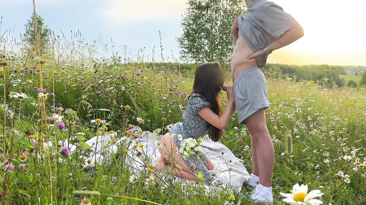 Красивый секс на природе с русской брюнеткой Милой Мусе