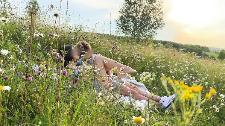 Красивый секс на природе с русской брюнеткой Милой Мусе