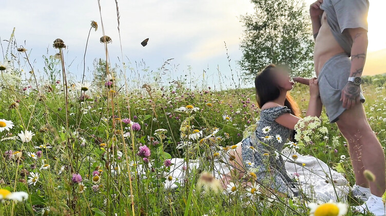 Красивый секс на природе с русской брюнеткой Милой Мусе