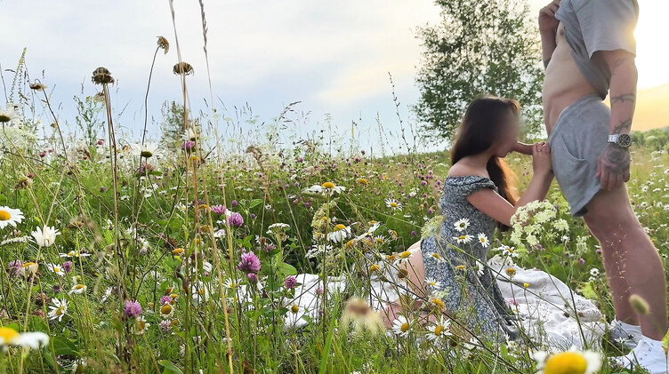 Красивый секс на природе с русской брюнеткой Милой Мусе