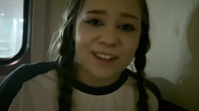 Русская молодежь познакомилась на перроне и перепихнулась в туалете поезда