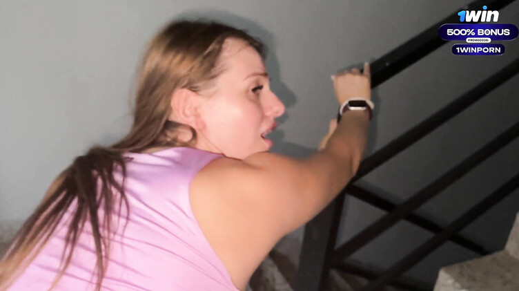 Сперма на попке: Русская девушка делает парню глубокий минет в подъезде от первого лица