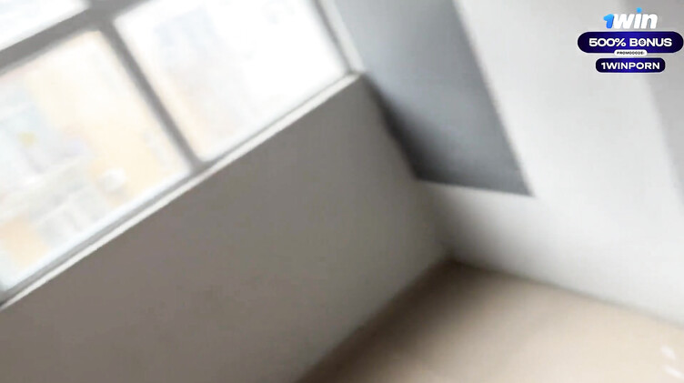 Русская девушка делает парню глубокий минет в подъезде от первого лица