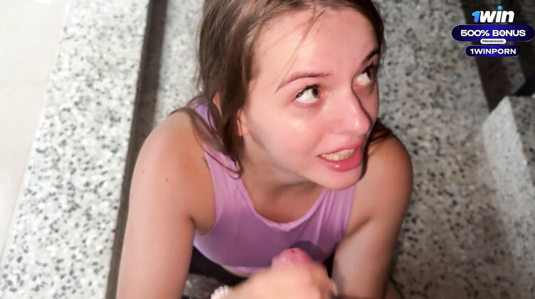 В подъезде: Русская девушка делает парню глубокий минет в подъезде от первого лица