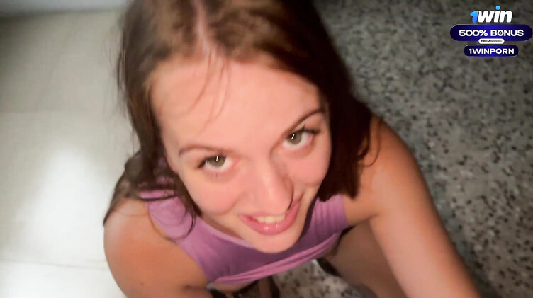 Katy Milligan: Русская девушка делает парню глубокий минет в подъезде от первого лица