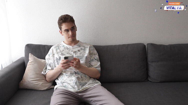 Сводный брат очень страстно трахнул на диване младшую сестренку