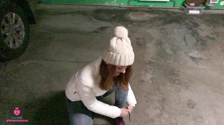 Русская девка изменяет своему парню делая незнакомцу минет за деньги на паркинге