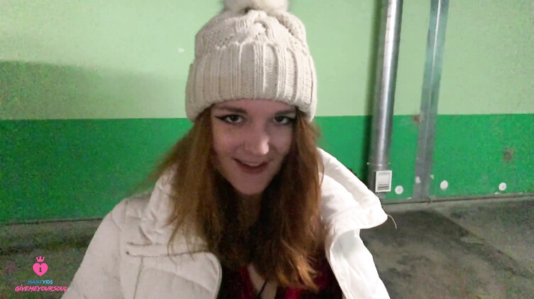 Русская девка изменяет своему парню делая незнакомцу минет за деньги на паркинге